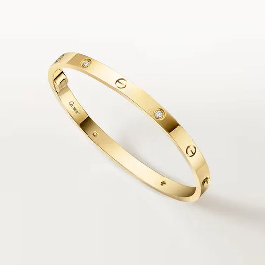 The Best Gold Necklaces for Women to Wear This Fall